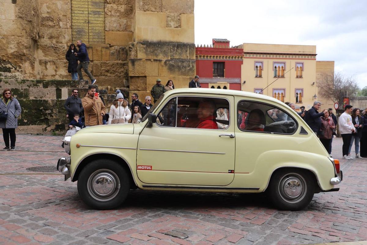Seat 600 participante en la Vuelta a España de relevos, a su paso por Córdoba.