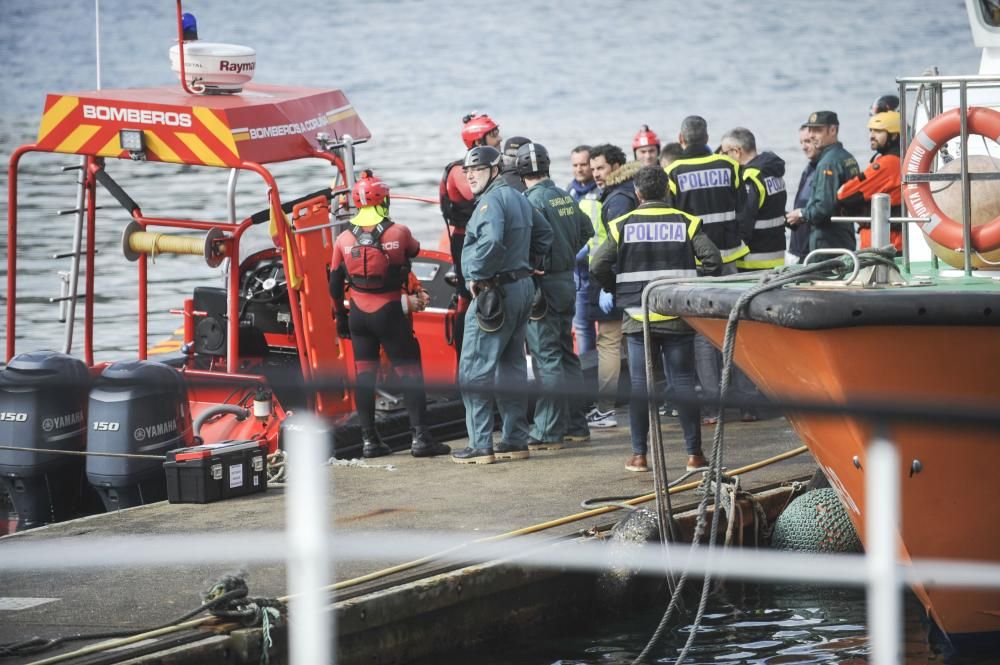 Todo apunta a que se trata del cuerpo de la joven ourensana desaparecida en la ensenada hace diez días. El cuerpo fue llevado al muelle de Oza para su traslado al Instituto Anatómico Forense