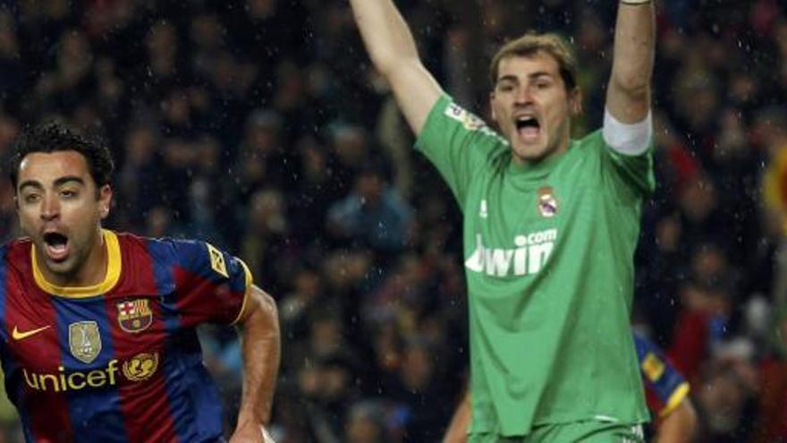 Xavi y Casillas, durante un Clásico del pasado año.