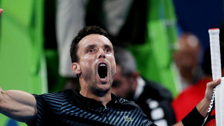 Roberto Bautista celebra su triunfo ante Djokovic, número uno del mundo.