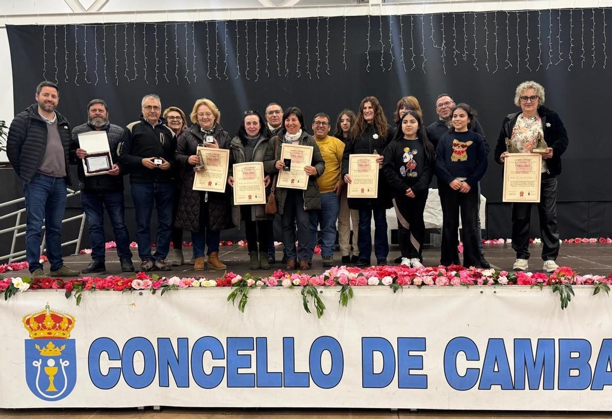 Ganadores de la Mostra da Camelia de Cambados con organizadores y autoridades