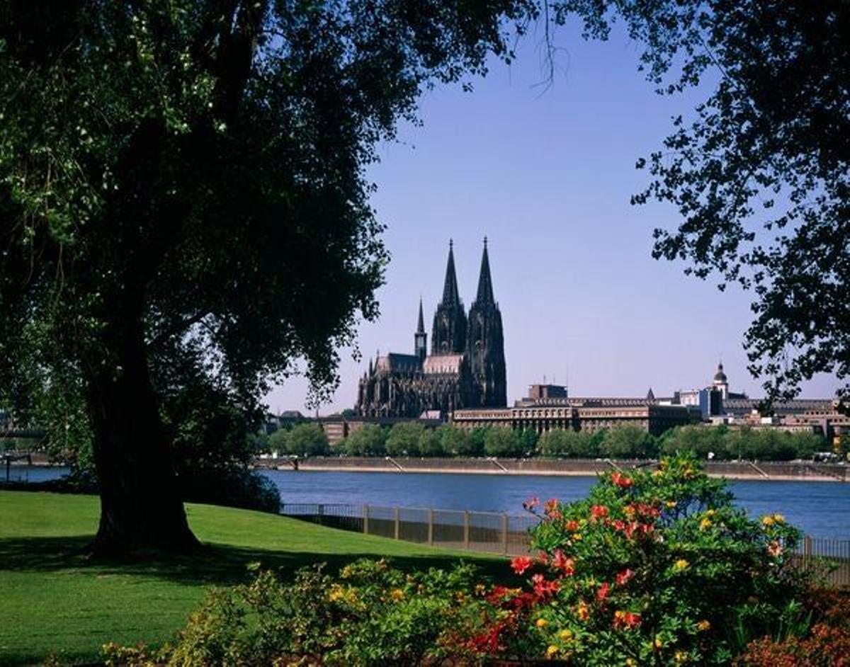 Colonia tiene preciosos y verdes parques donde disfrutar de la naturaleza como el situado en la orilla derecha del Rin