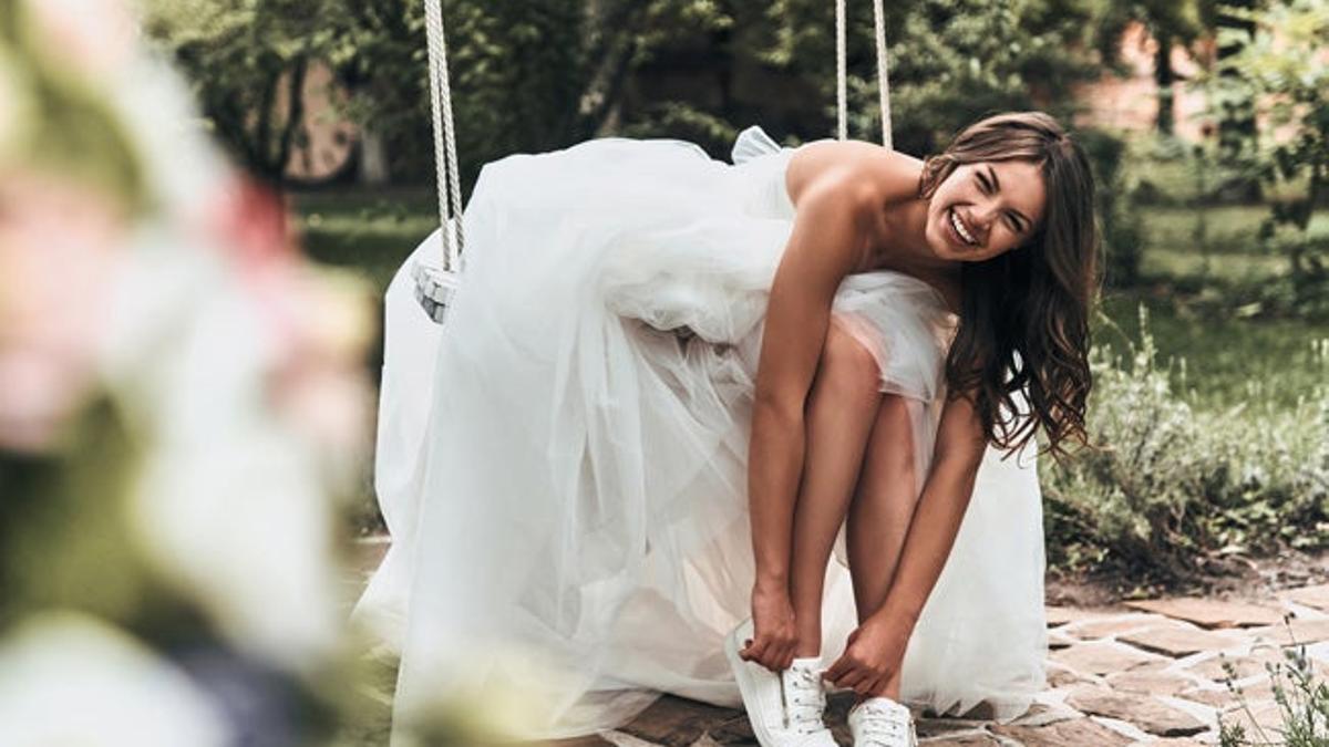 Novia con zapatillas
