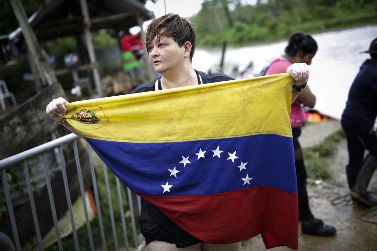 Miles de inmigrantes venezolanos varados en selva de Panamá por cierre terrestre en EE.UU