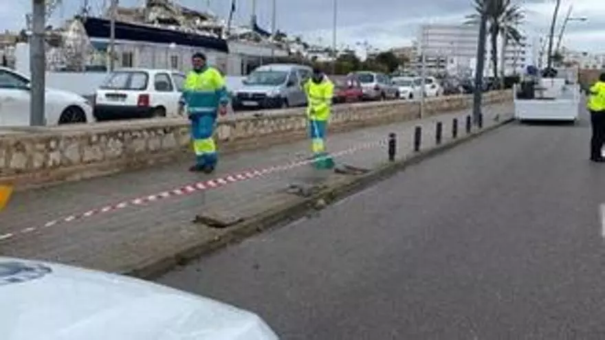 Un conductor despistado y a gran velocidad destroza la acera del puerto de Ibiza