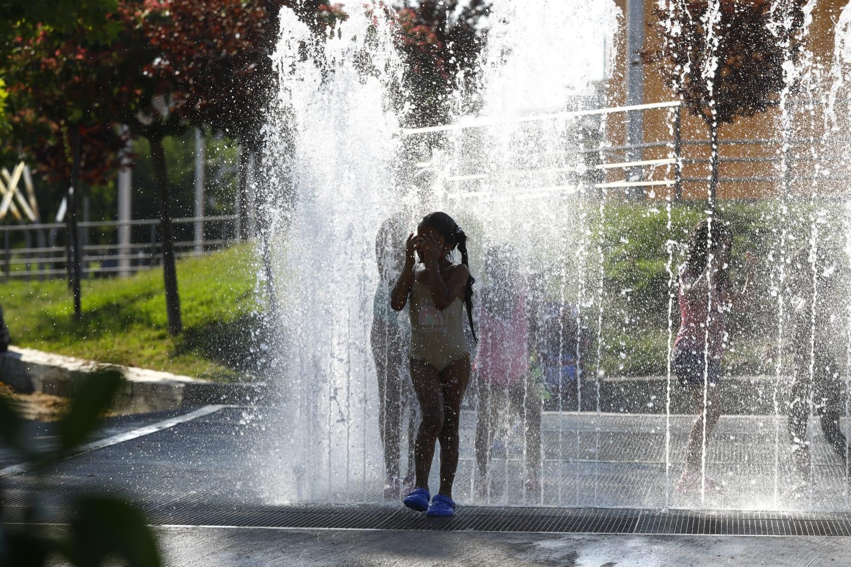 En imágenes I Los zaragozanos combaten en calor en las piscinas y en las fuentes