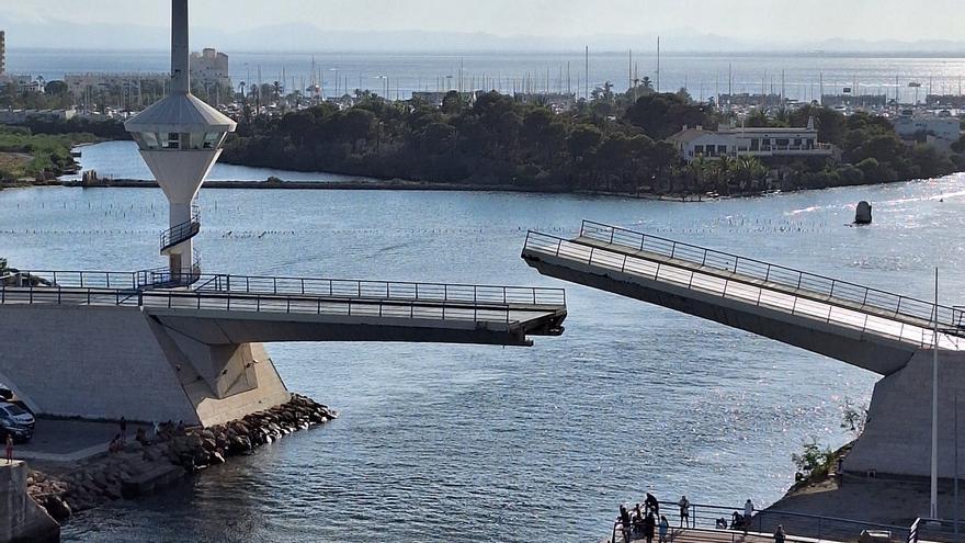 Una rotura en el puente del Estacio provoca atascos kilométricos en La Manga