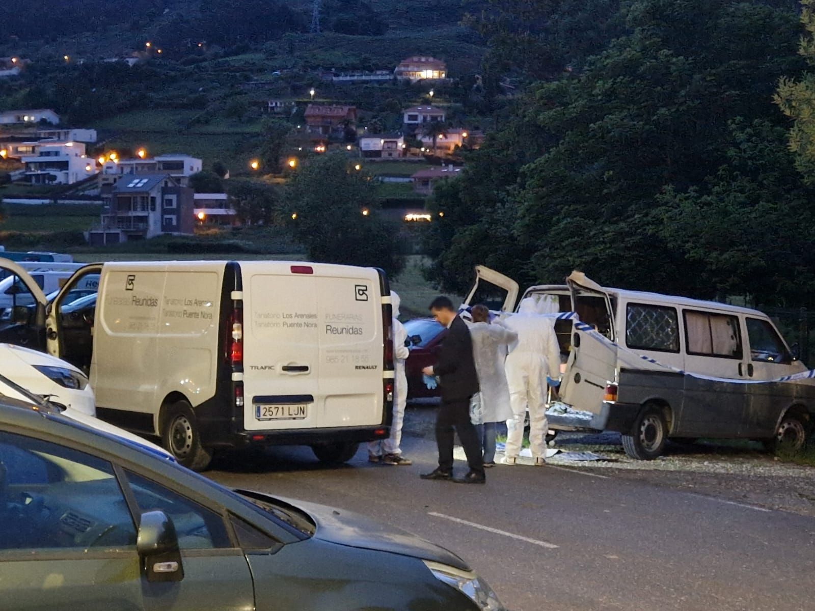 EN IMÁGENES | Aparece un hombre muerto y "momificado" dentro de una furgoneta en un aparcamiento en Oviedo