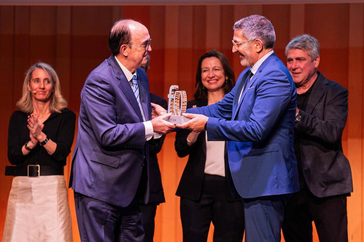 El repsidente de la fundación, Eloi Planas (derecha) entrega el premio a uno de los galardonados durante la velada.