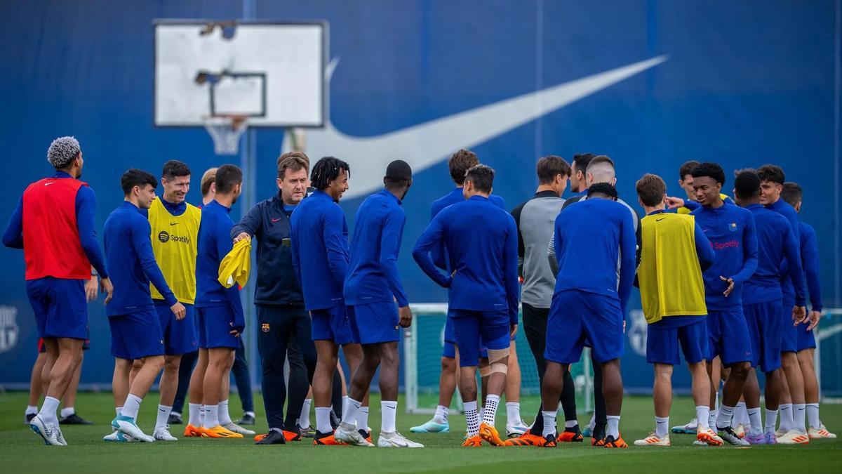 La plantilla escucha las instrucciones de los técnicos antes de un ejercicio.