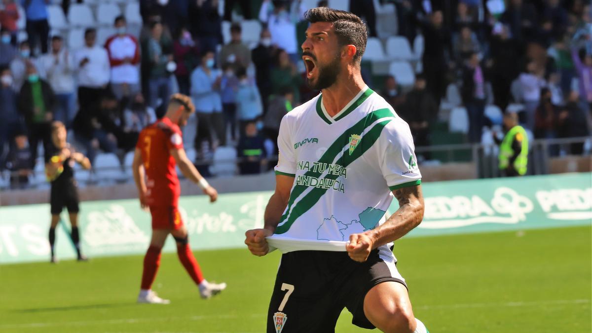 Willy celebra un gol al Mensajero en El Arcángel.