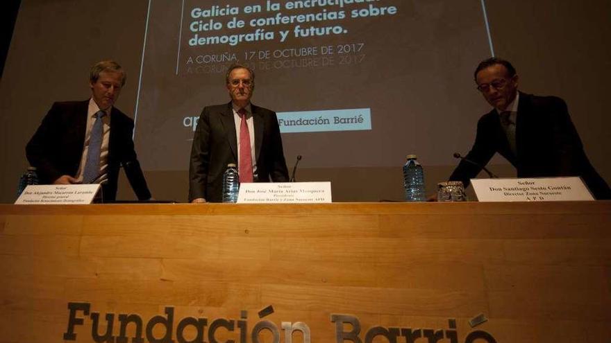 Arias, en el centro, durante el ciclo de conferencias sobre demografía ayer en la Barrié.