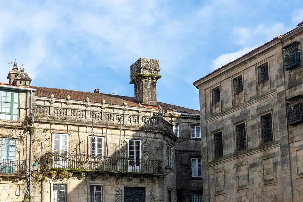 La opulenta chimenea con objetos en relieve corona el elegante edificio civil de la Casa da Parra (s. XVII)