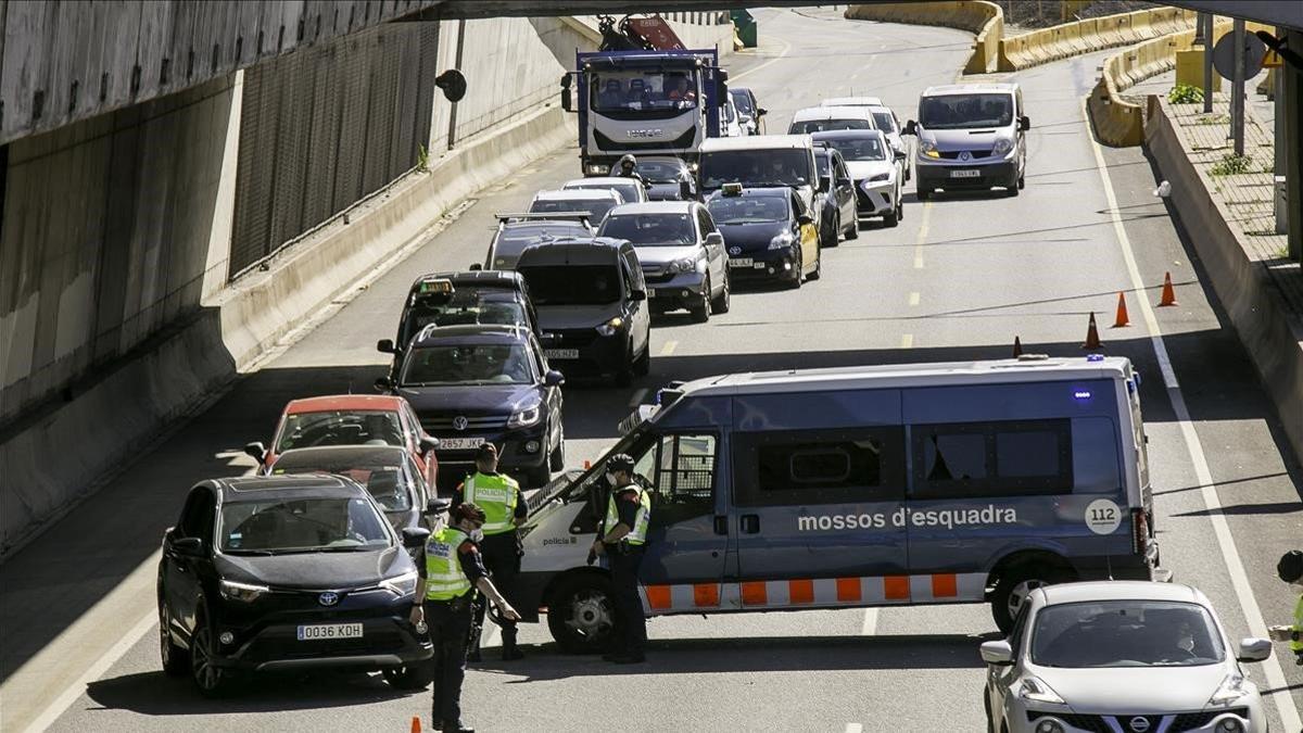 Los Mossos realizan un control en la Gran Via de Barcelona para evitar los desplazamientos del Puente del 1 de mayo, el 30 de abril del 2020