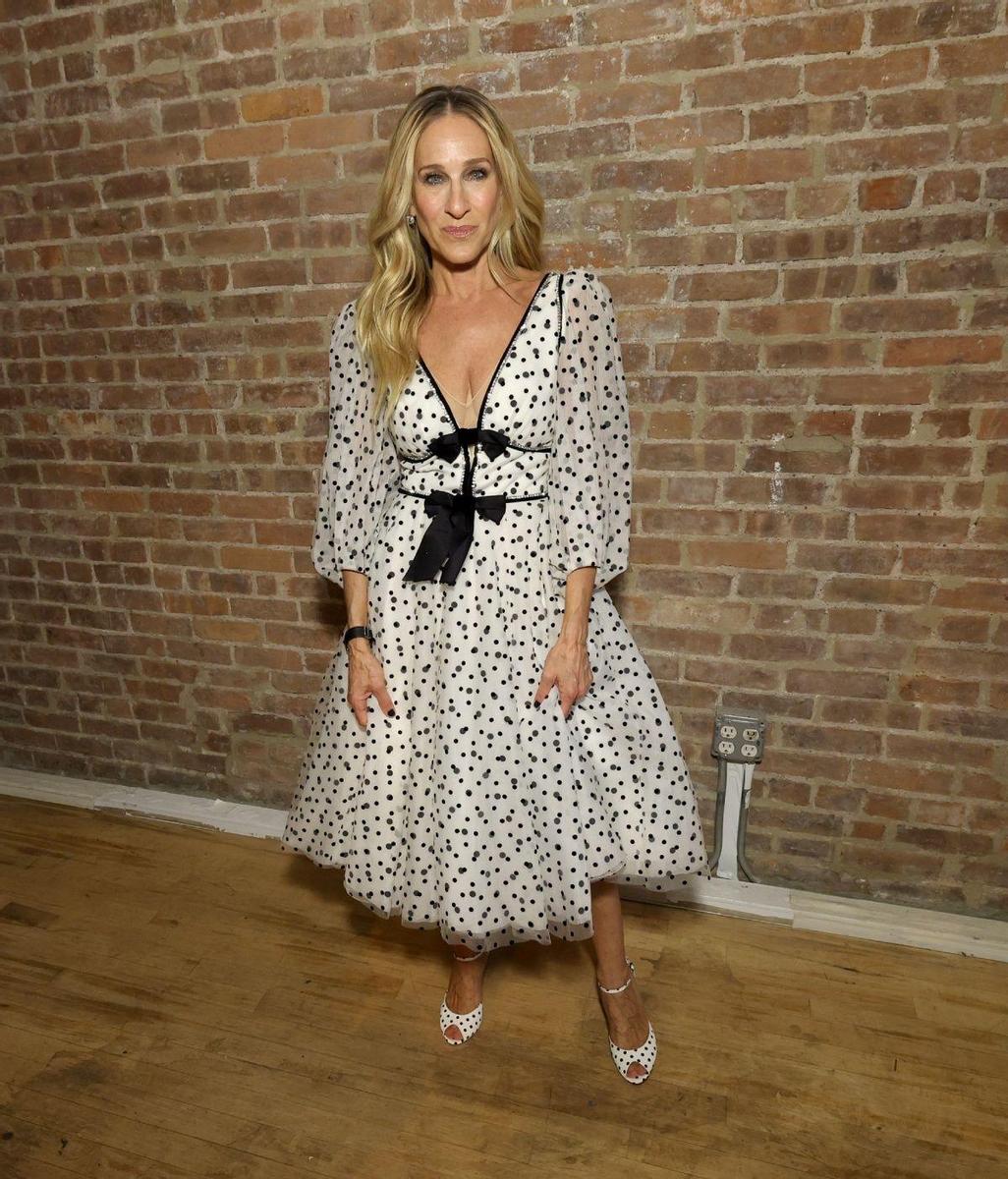 Sarah Jessica Parker con look de lunares en blanco y negro