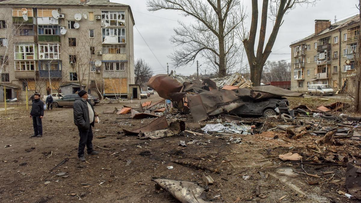 Desperfectos ocasionados por un ataque aéreo ruso en Konstantinovka, en la región de Donetsk.