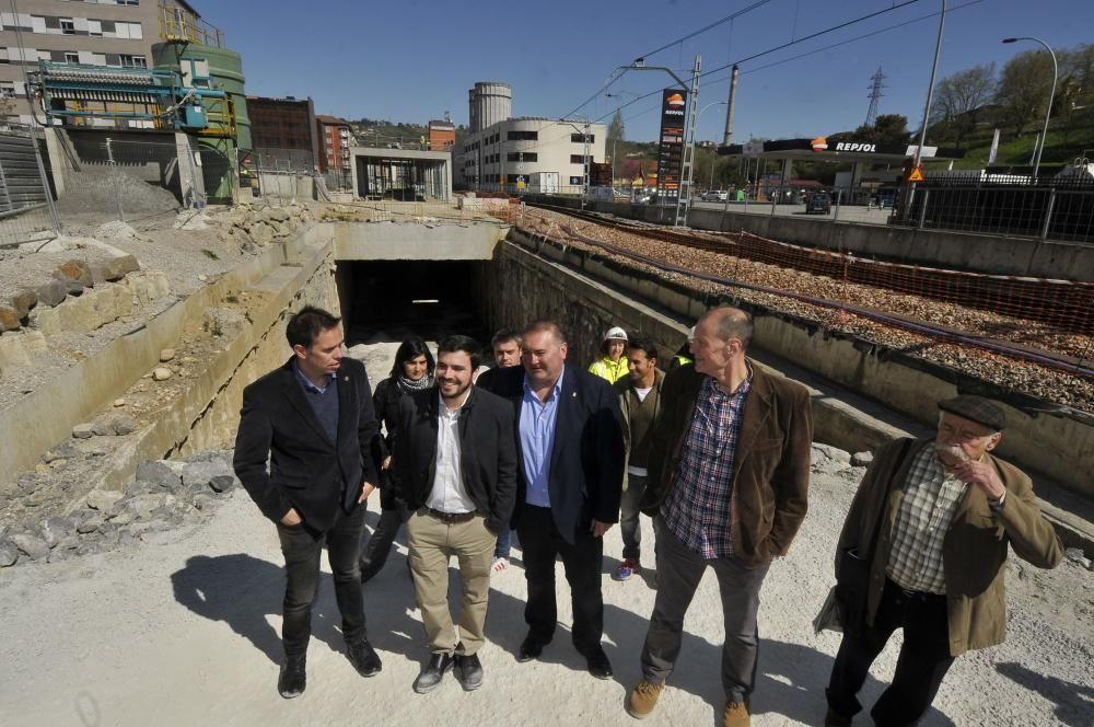 Alberto Garzón en las obras de soterramiento de FEVE