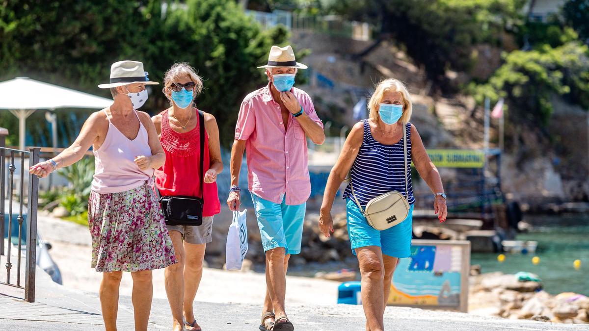 Turistas británicos en Benidorm durante un verano marcado por la pandemia.