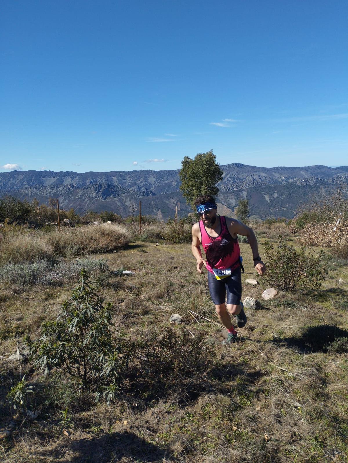 José Antonio Ambrosio, ganador de la prueba masculina, a su paso por el Alto Camorro de Castañar de Ibor.