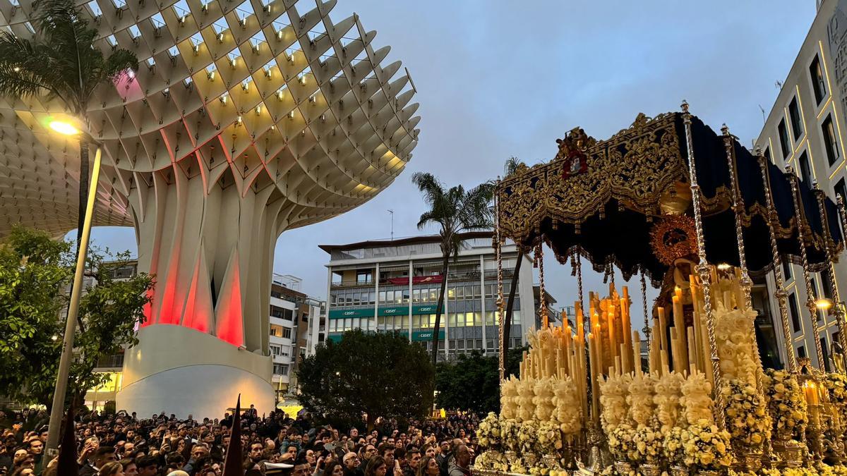 El palio de Ntra. Sra. del Carmen en sus Misterios Dolorosos en la plaza de la Encarnación
