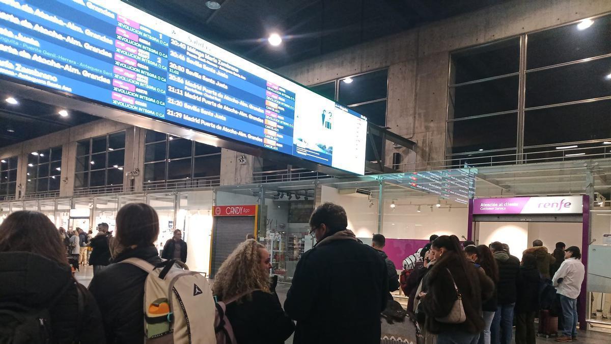 Colas en la estación de trenes de Córdoba tras el corte del tráfico ferroviario por el accidente de Adamuz