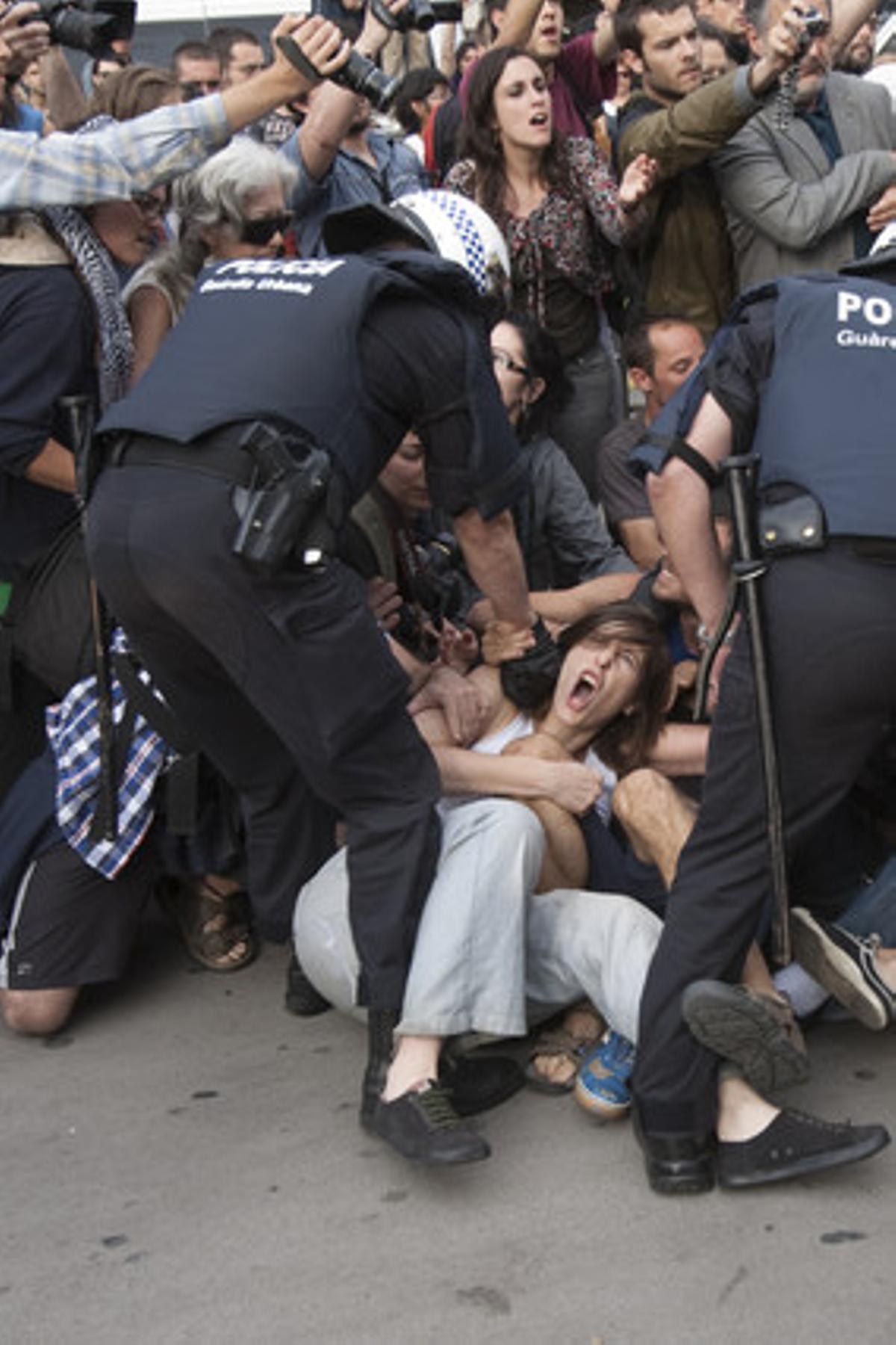 El desallotjament de la plaça de Catalunya, vist per Danny Caminal.