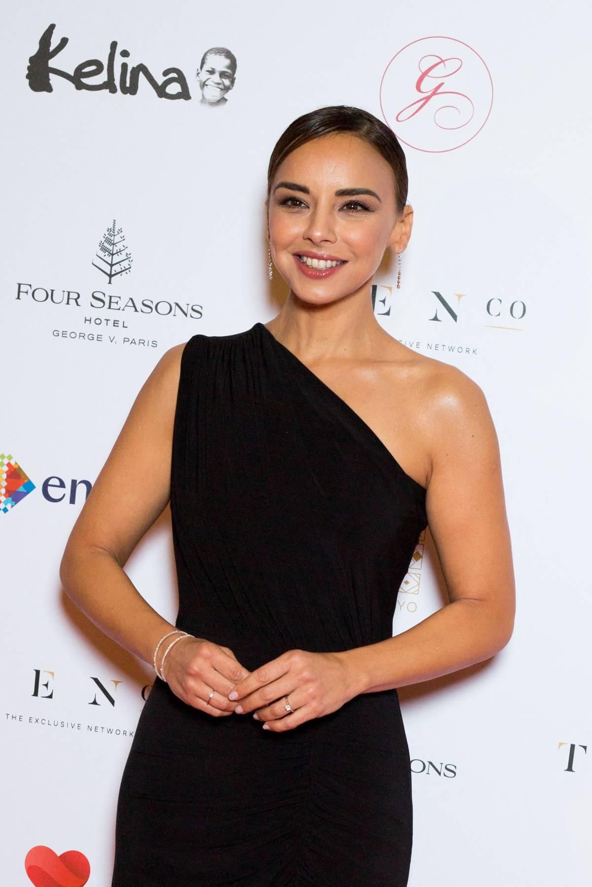 Chenoa con escote asimétrico negro en una gala celebrada en París