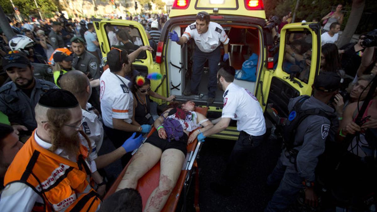 Los médicos, atiendendiendo a uno de los manifestantes heridos en el desfile del Orgullo Gay en Jerusalén el pasado jueves.