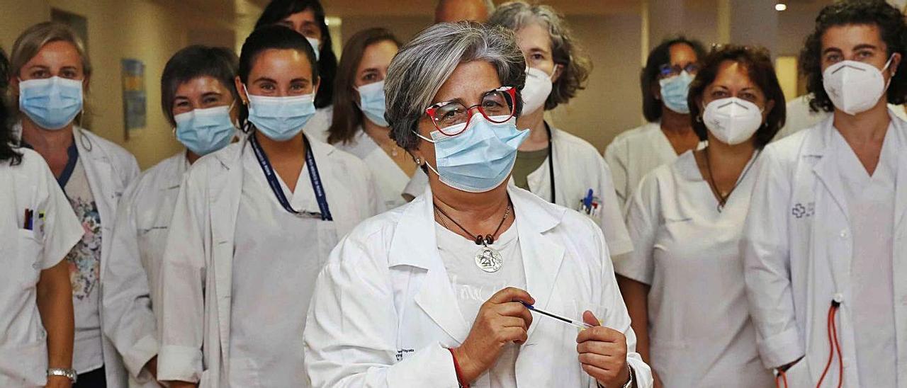 La doctora Durán, con su equipo, ayer.   | // PABLO HERNÁNDEZ GAMARRA