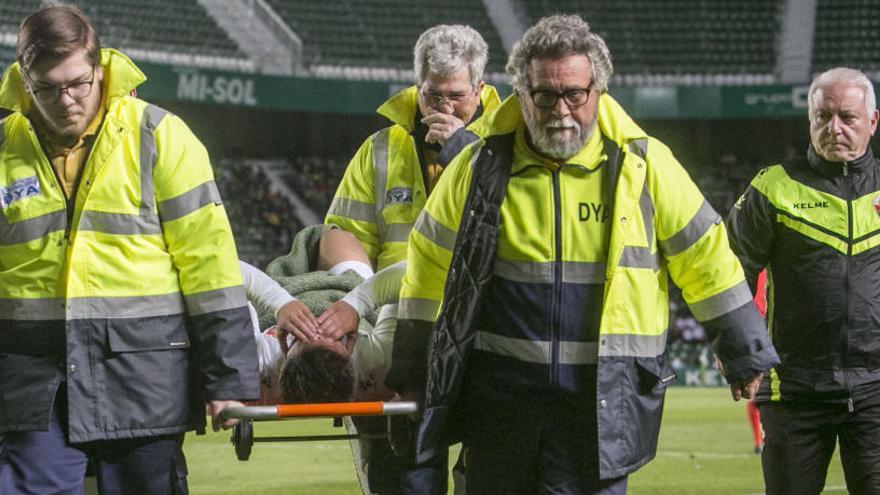 Nacho Gil saliendo en camilla tras sufrir la lesión