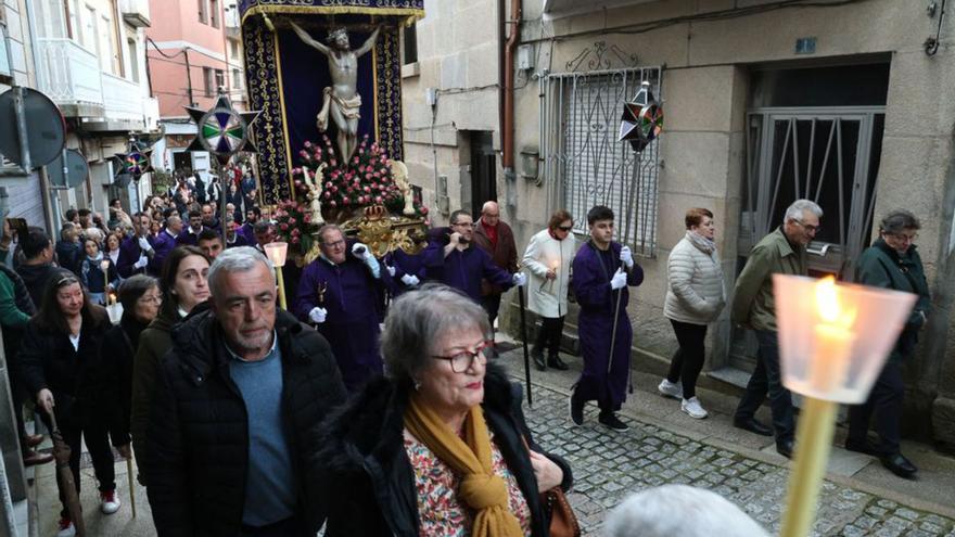 Paso del Cristo de la Agonía por el casco antiguo de Redondela, ayer. | FOTOS: JOSÉ LORES