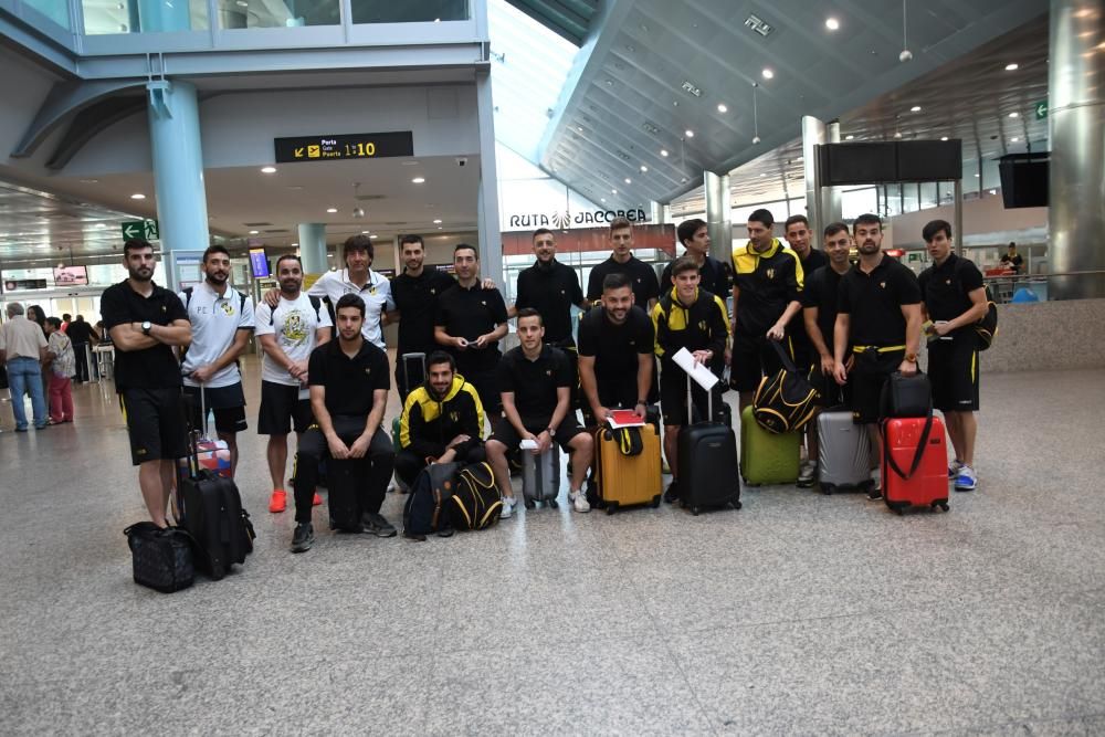 La expedición aurinegra partió al completo esta mañana desde el aeropuerto de Peinador y se hospedará en Figueres antes del partido de mañana a las 18.15 horas ante el Peralada.