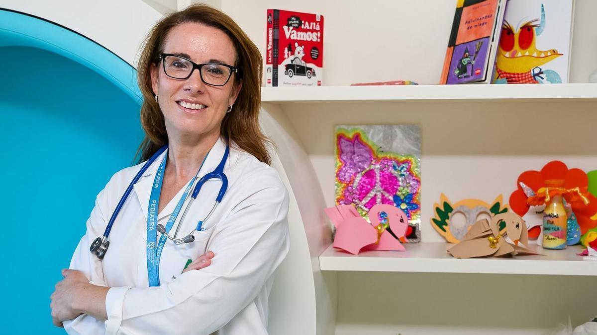 Esmeralda Núñez, jefa de servicio de Pediatría del Hospital Regional de Málaga en la ludoteca del Hospital Materno.