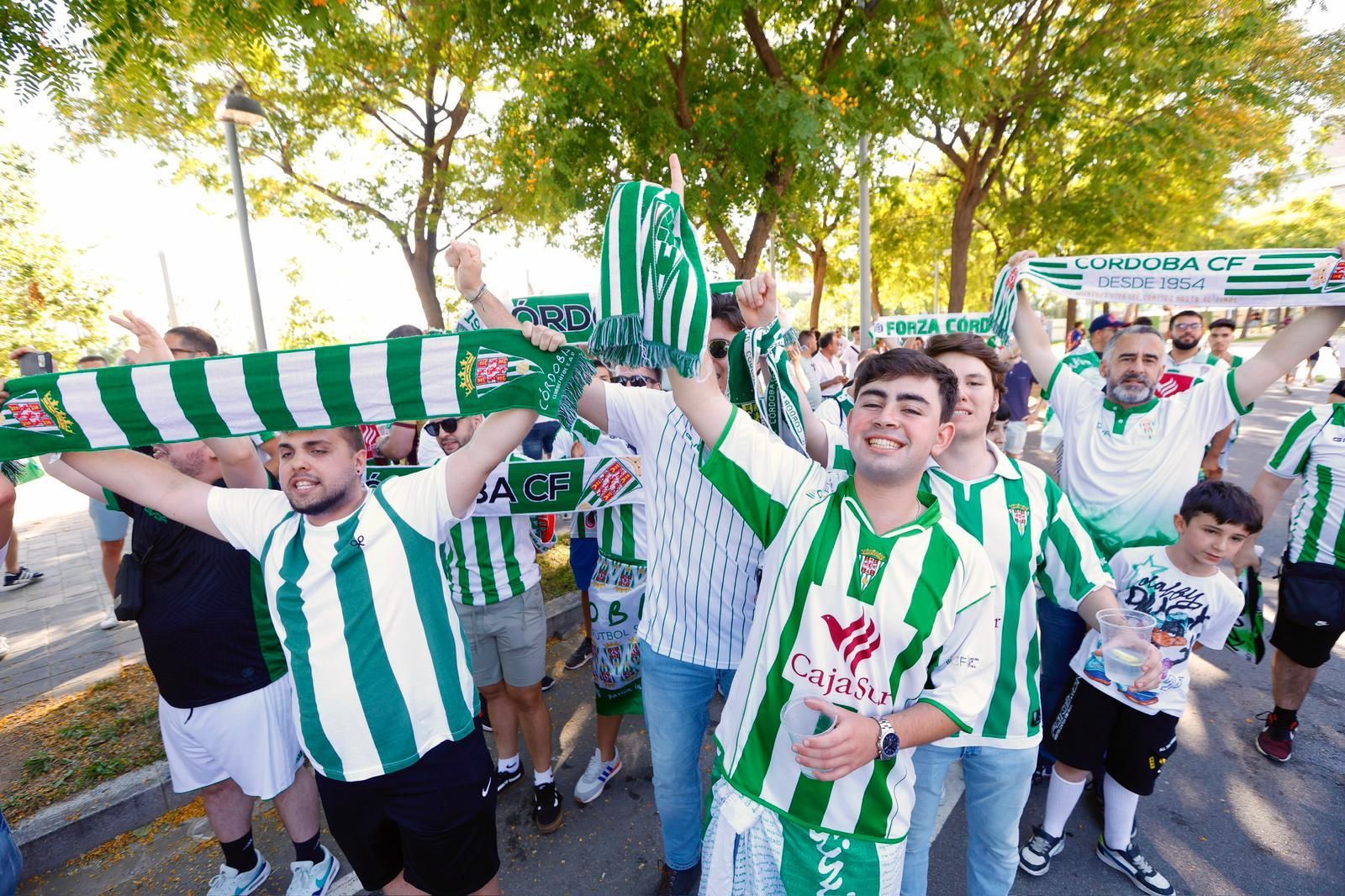 Barcelona Atlétic-Córdoba CF | El recibimiento al equipo de la afición cordobesista, en imágenes