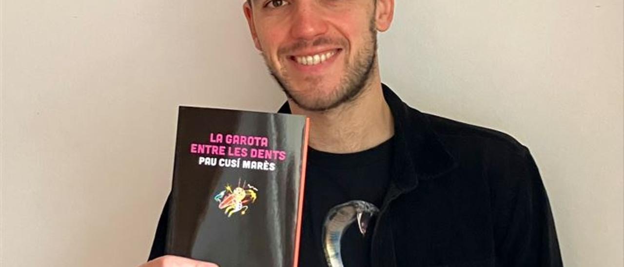 El periodista i guionista rosinc Pau Cusí, amb un exemplar del llibre.
