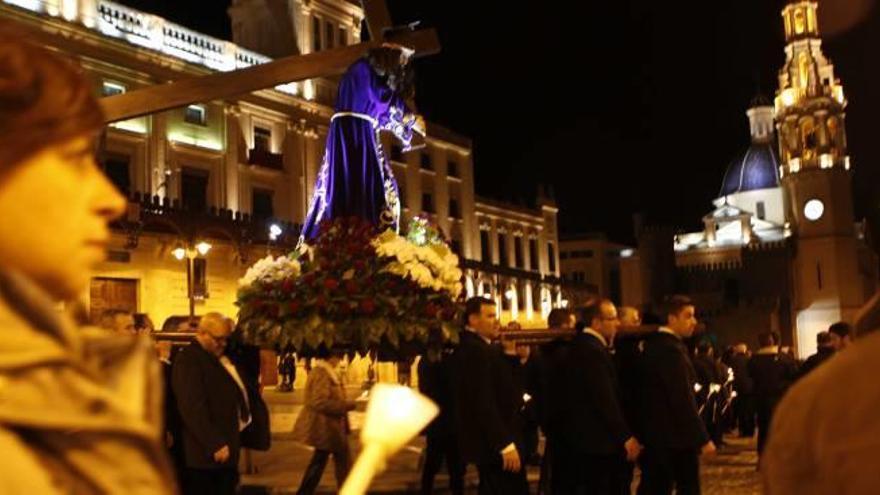 La imagen del Nazareno procesionando por la plaza de España. A la derecha, los cofrades del Cristo Agonizante portan la Virgen de la Soledad.