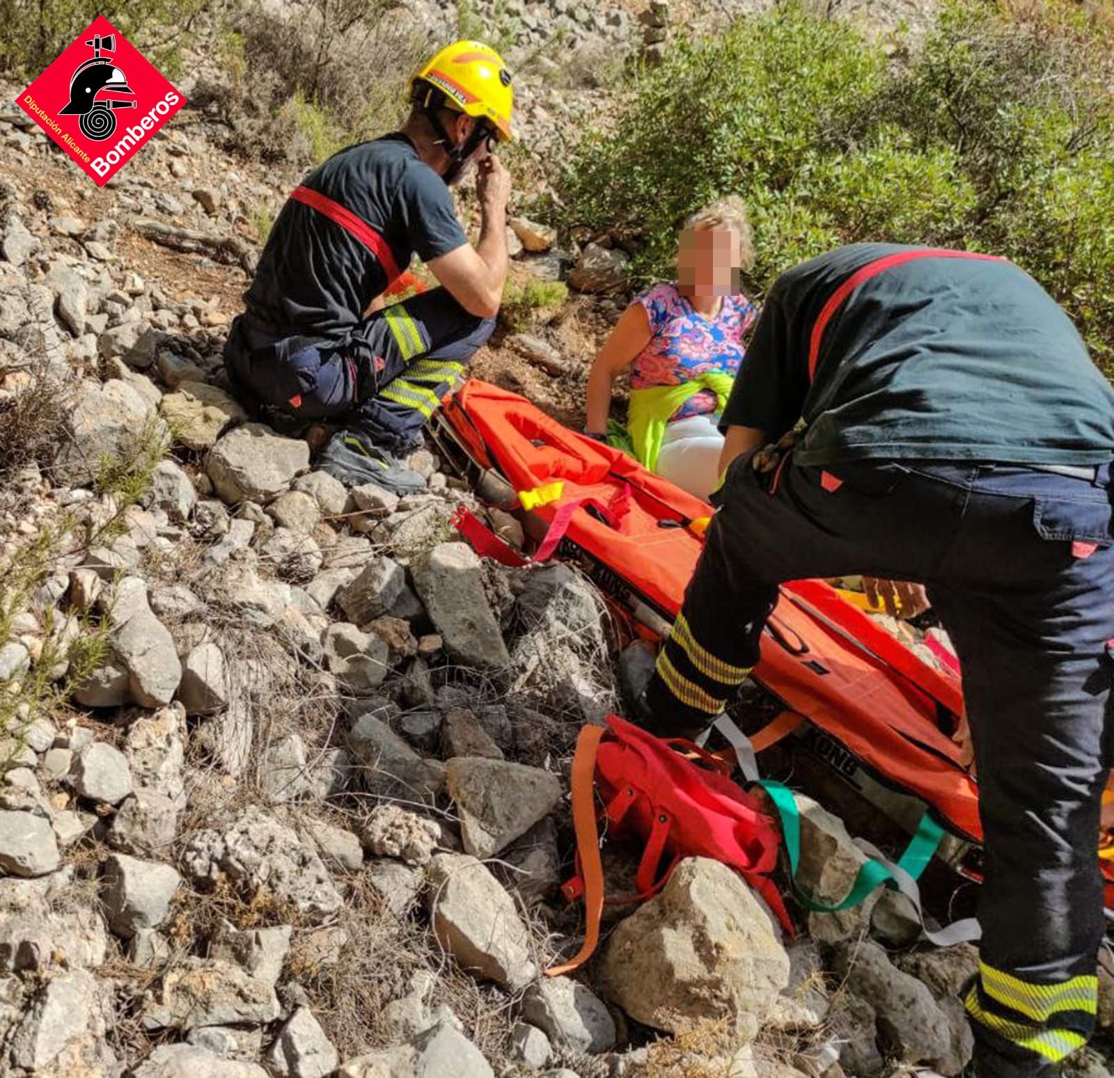 Los bomberos rescatan a una mujer en las Fuentes del Algar