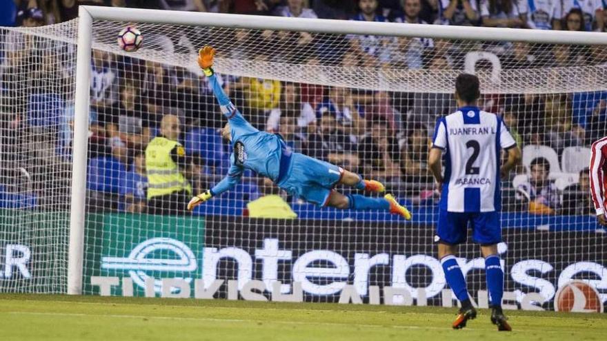 Juanfran observa cómo Lux no llega al balón que se cuela en la portería.