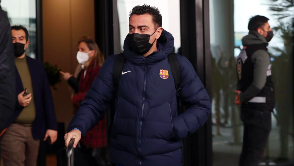 Xavi, a su llegada al aeropuerto de Estambul.