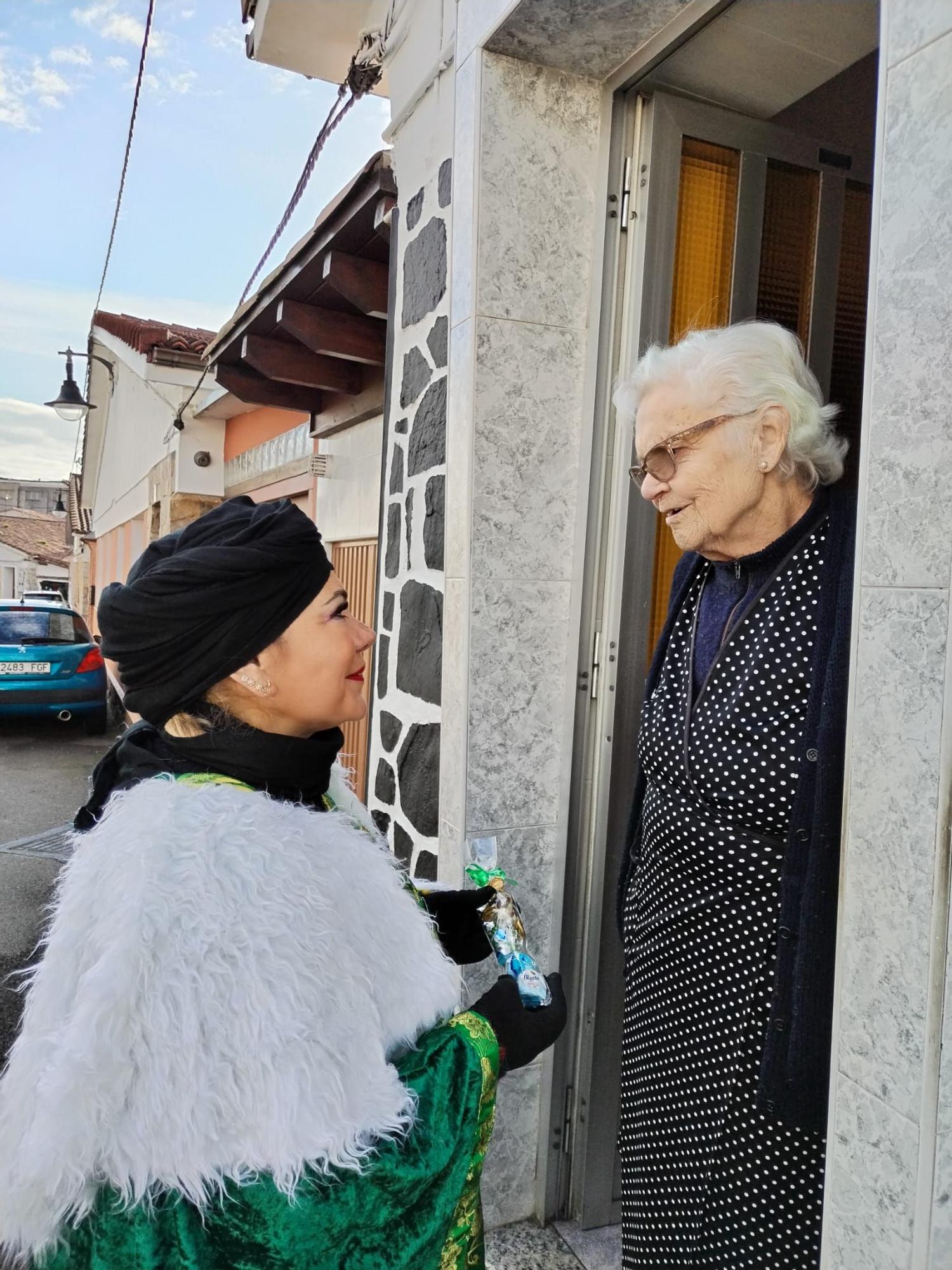 El Príncipe Aliatar dispara la ilusión en los barrios de Gijón (en imágenes)