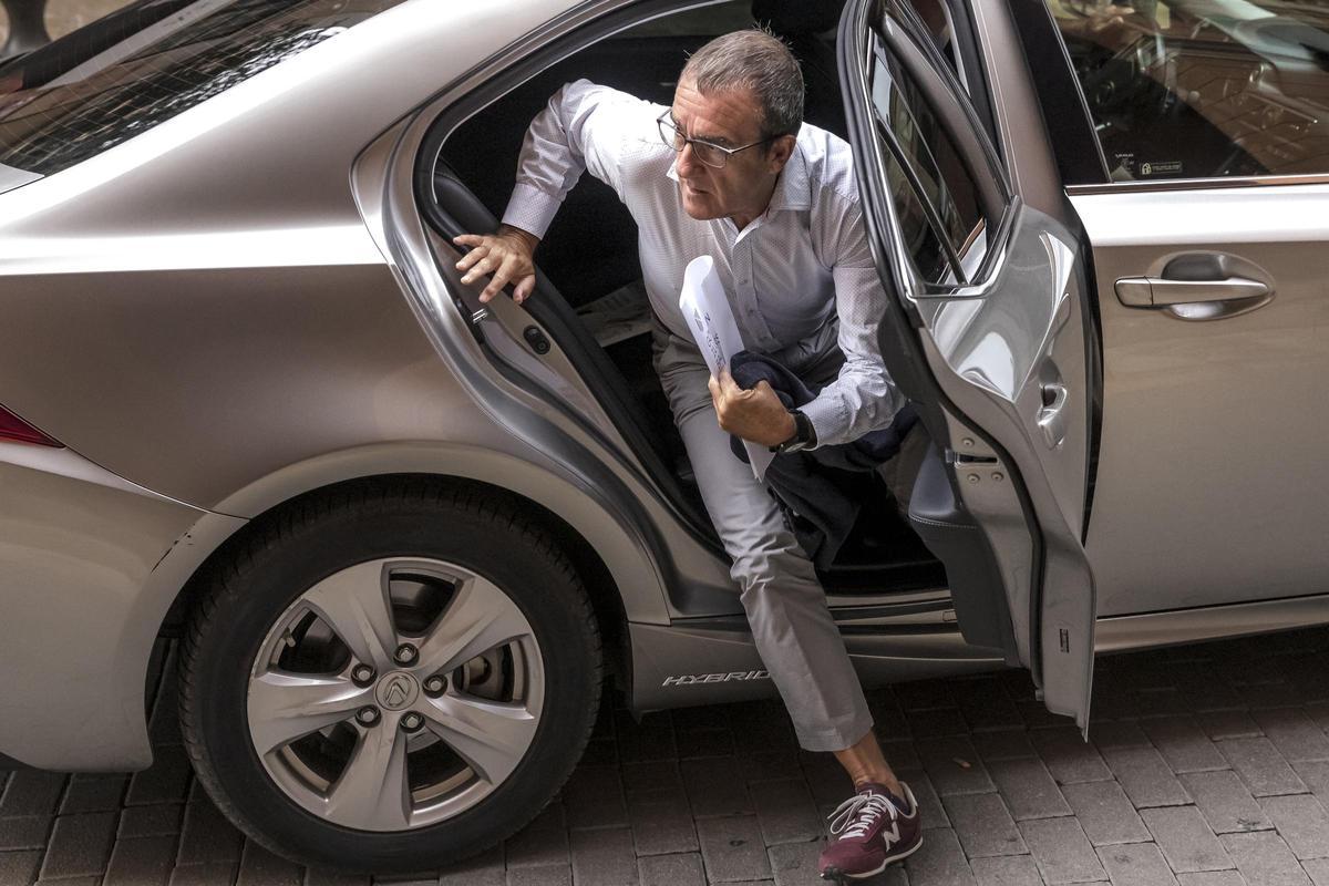 El anterior vicepresidente del Govern, Juan Pedro Yllanes, baja del coche oficial, un Lexus color plata.