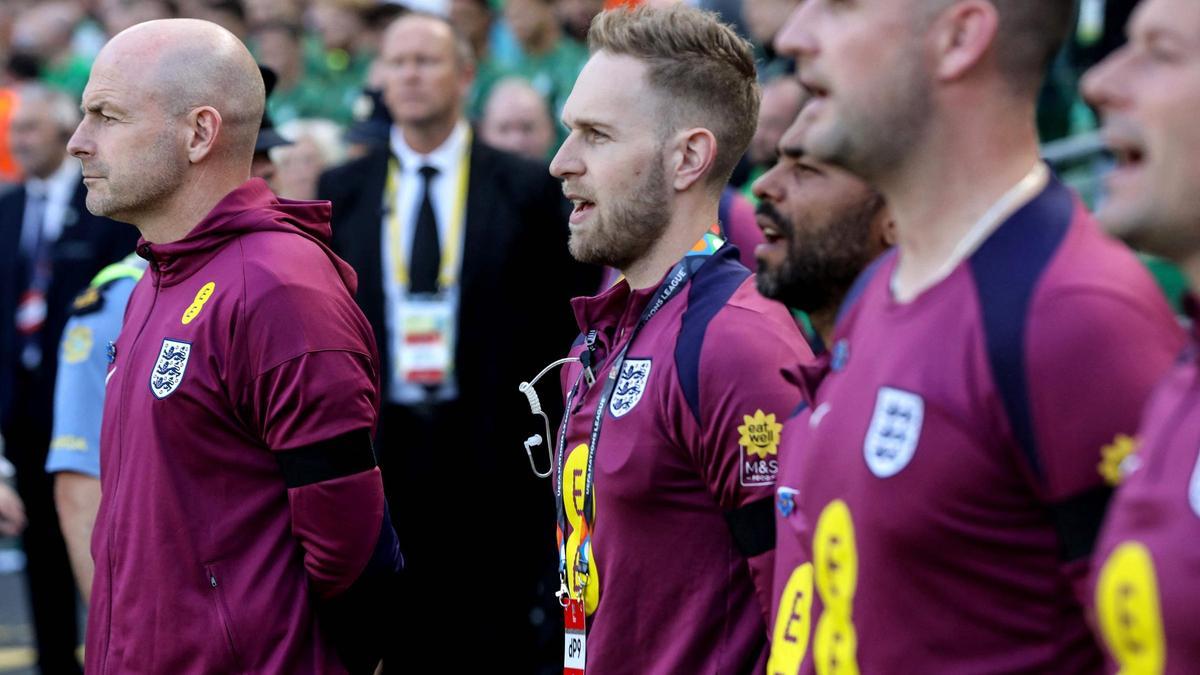 Lee Carsley, con los labios pegados, durante el himno nacional inglés en Dublín.