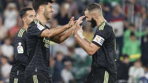 Marco Asensio y Karim Benzema se abrazan durante un partido del Real Madrid.