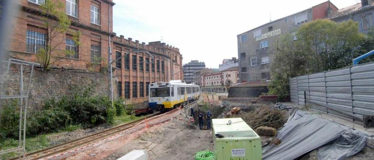 El tren circula por el entorno del edificio que ha sido reforzado.