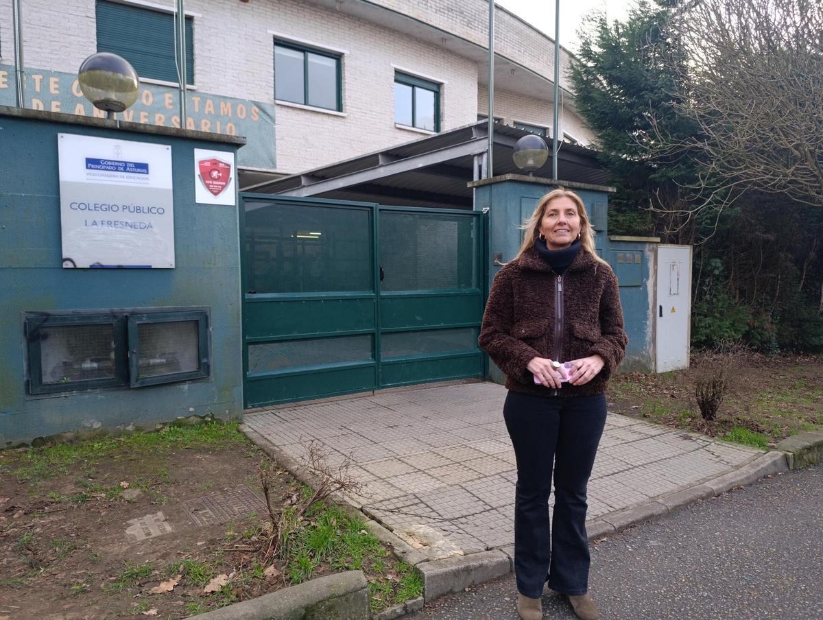 Alejandra Cuadriello, en la puerta principal del colegio público de La Fresneda.