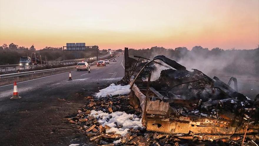 Retenciones en la a-5 por el incendio de un tráiler