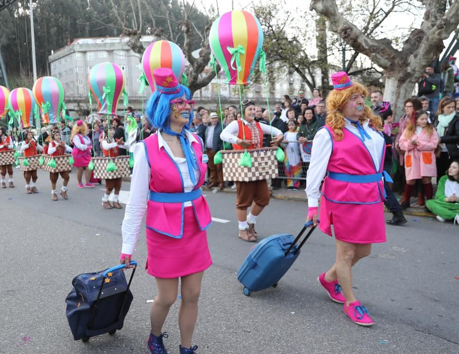 Redondela llena de colores sus calles // R. Grobas