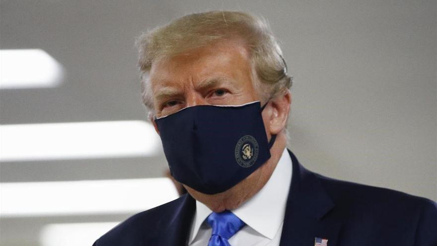 Trump aparece por primera vez en público con mascarilla