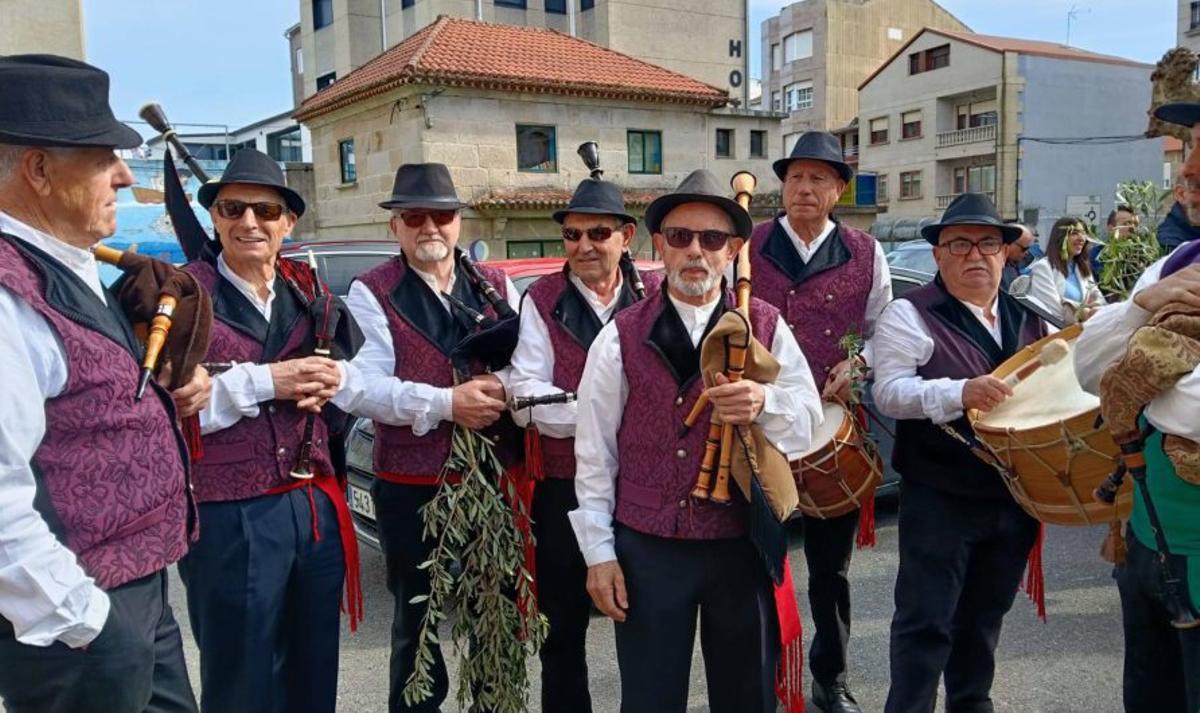 Con olivos, gaitas y tambor.  |