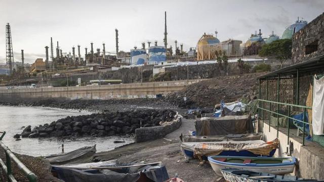 Esta estampa desaparecerá cuando se logre trasladar las instalaciones de la antigua Refinería de Santa Cruz al Polígono de Granadilla. | ANDRÉS GUTIÉRREZ